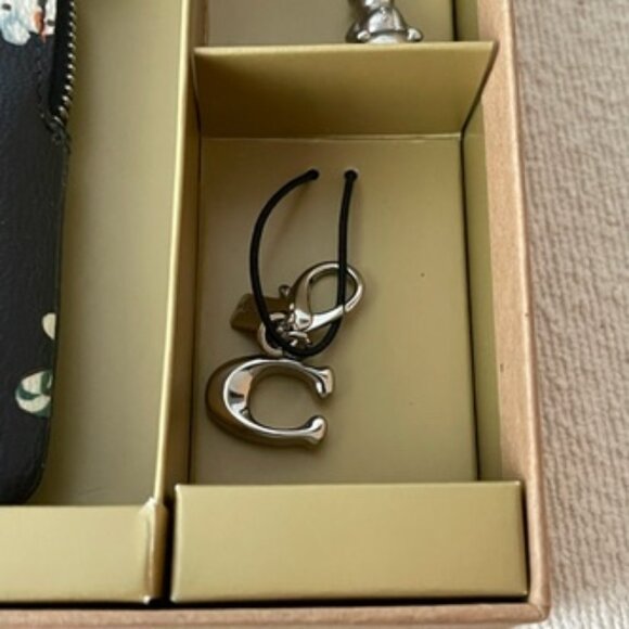 Coach Boxed Corner Zip Wristlet with Snowman Print - Picture 4 of 6